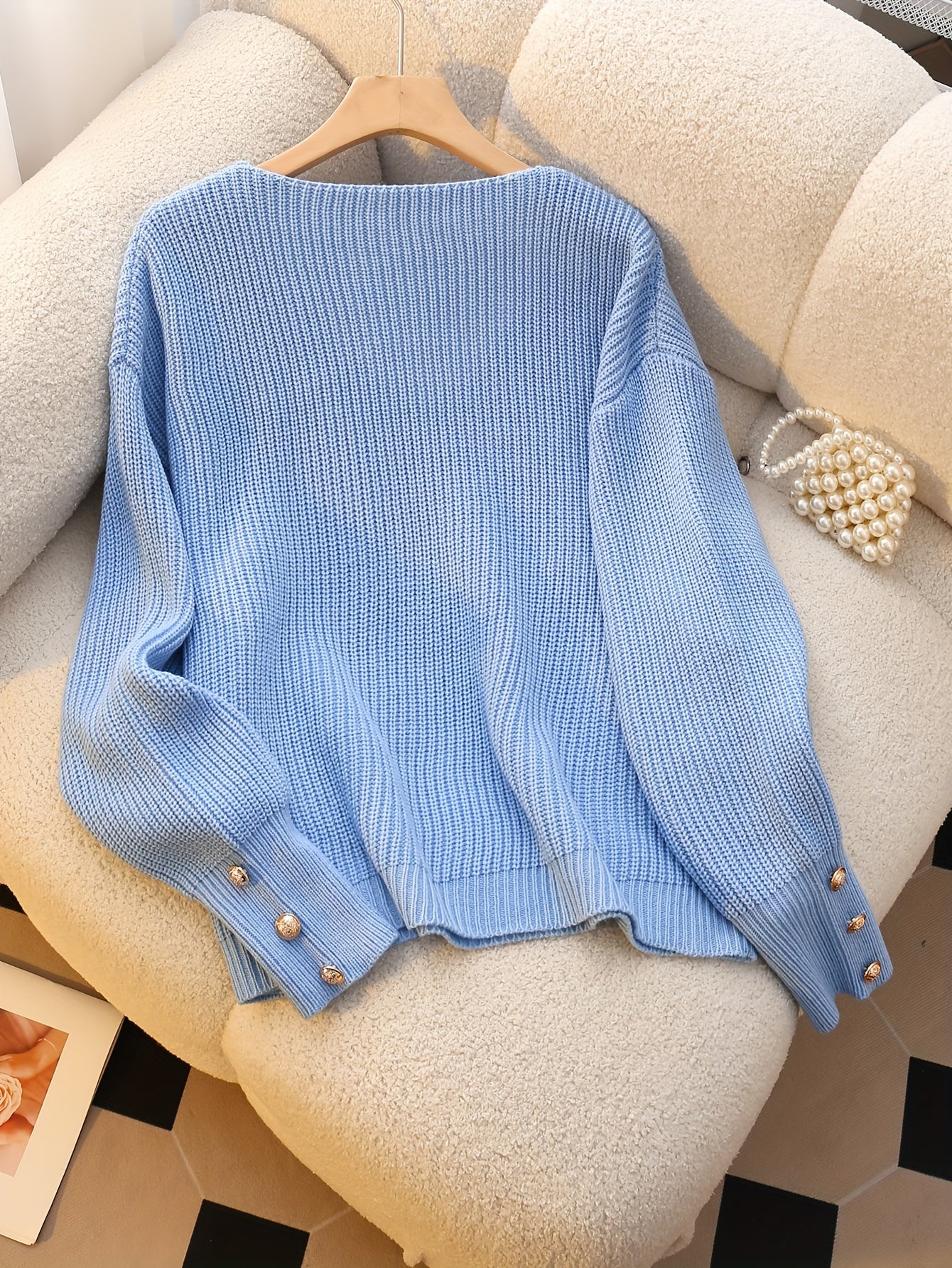 Vivian™ | Pull col V côtelé manches boutonnées