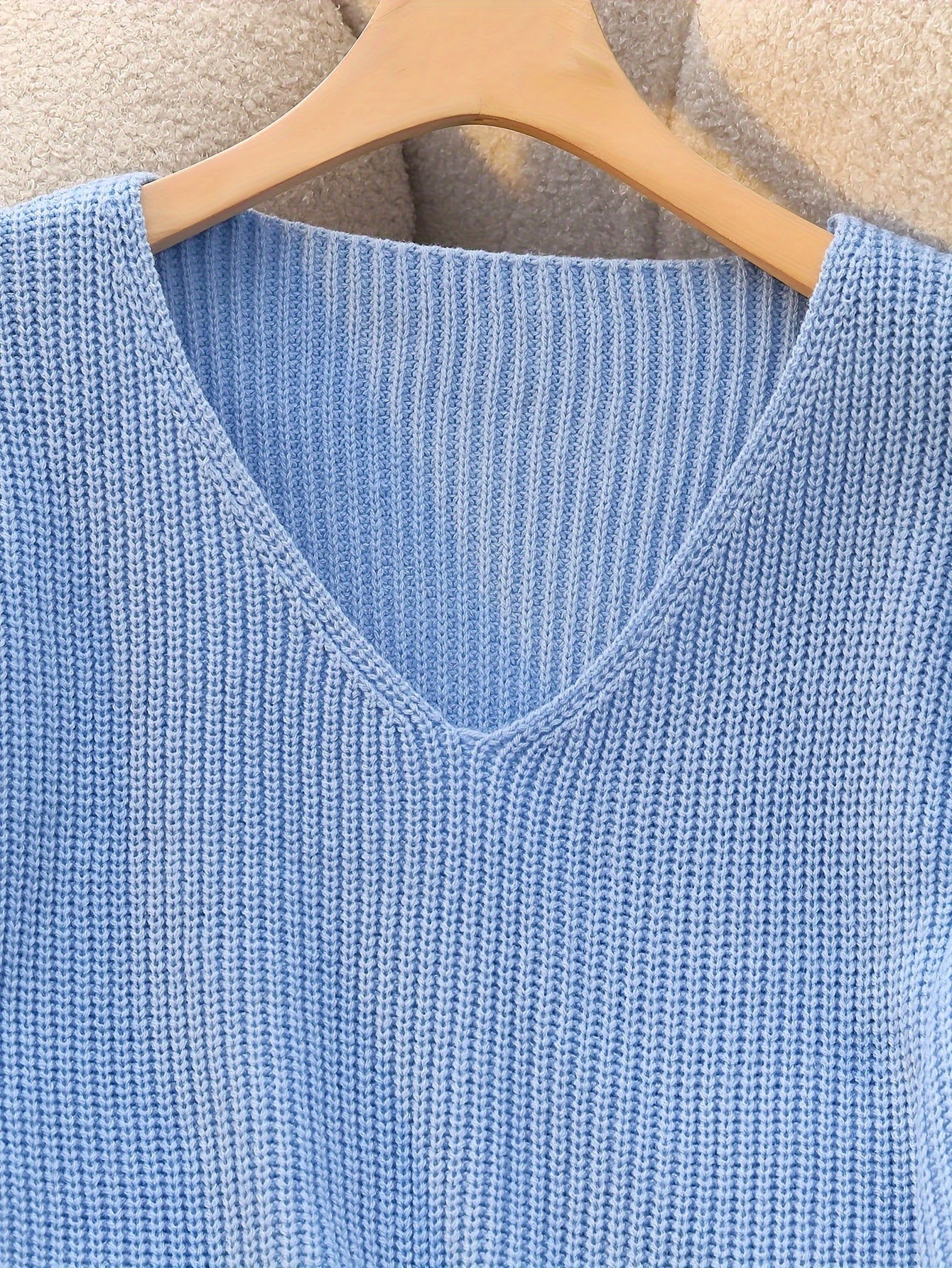 Vivian™ | Pull col V côtelé manches boutonnées